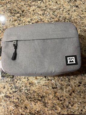 Avalanche Gray Men's Toiletry Pouch - Compact Travel Organizer